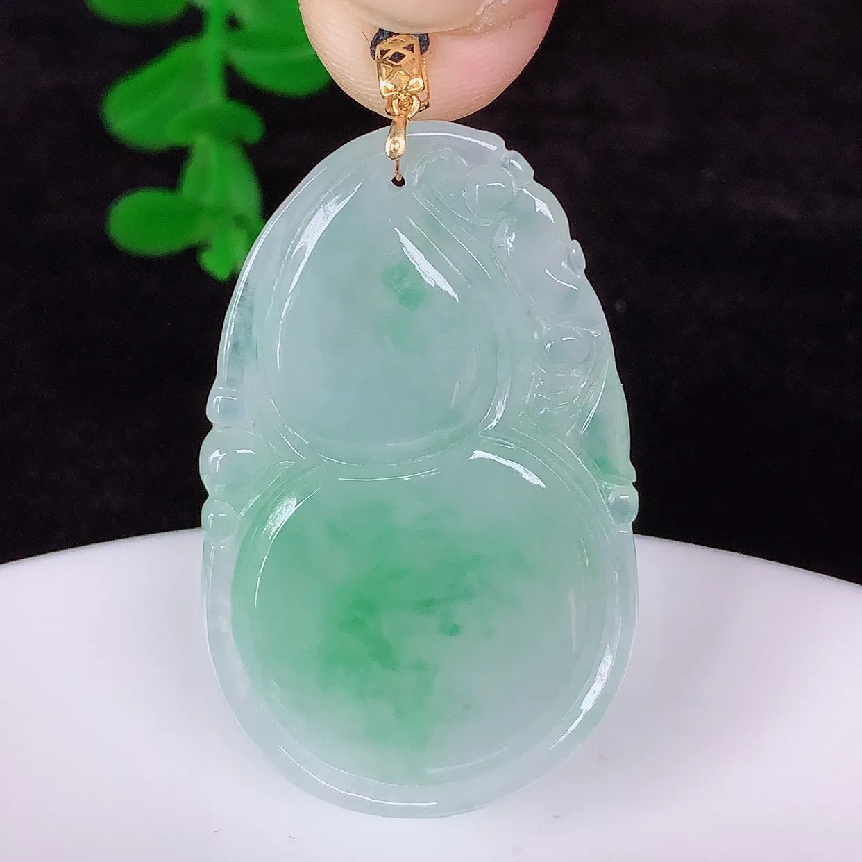 自然光实拍，18K金镶嵌冰润冰飘绿花翡翠葫芦吊坠，翡翠葫芦，寓意福禄双全，财源滚滚，佩戴效果优雅迷人！#00.28