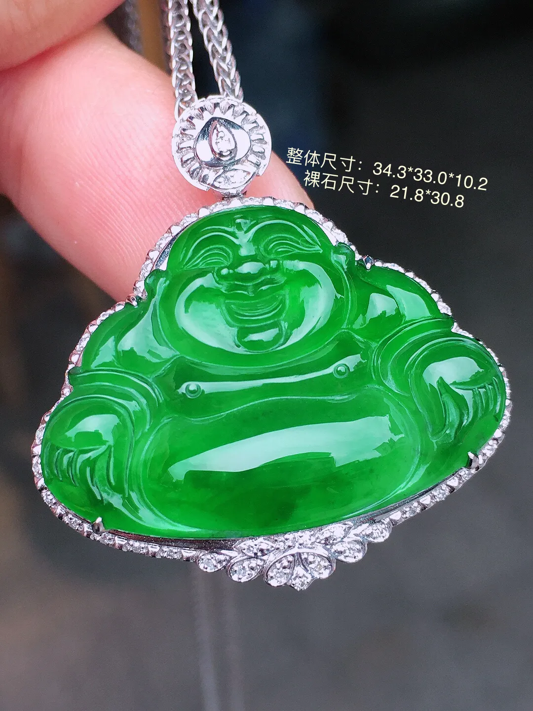 满绿佛公吊坠，色泽均匀浓郁，玉质细腻，荧光感超
强，饱满水润，气质满满。18k
金豪华镶嵌