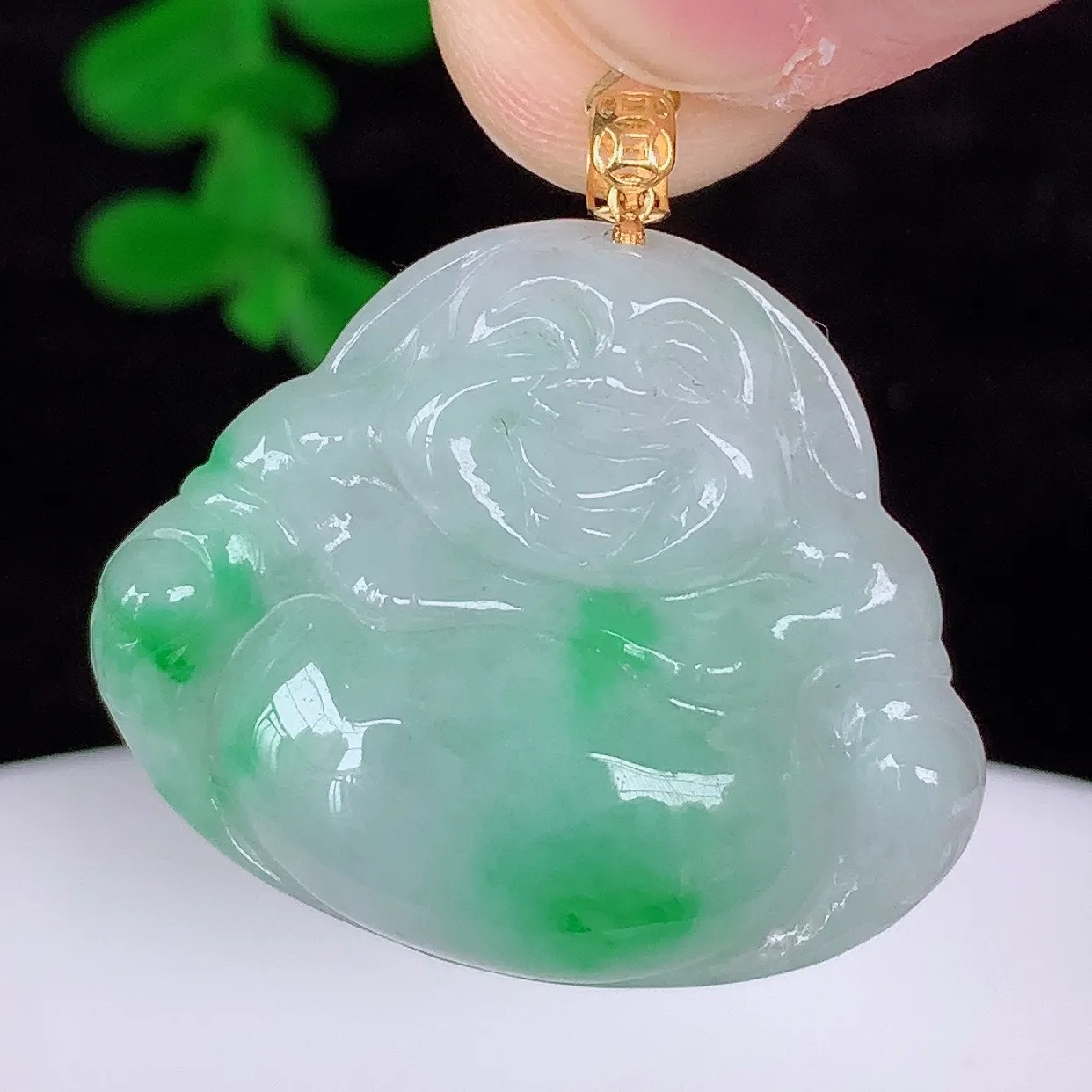 自然光实拍，18K金镶嵌冰糯种飘阳绿翡翠佛公吊坠，冰透饱满， 佛公亦保平安，寓意有福（佛公）相伴，品相佳，配戴优雅迷人！#35.28