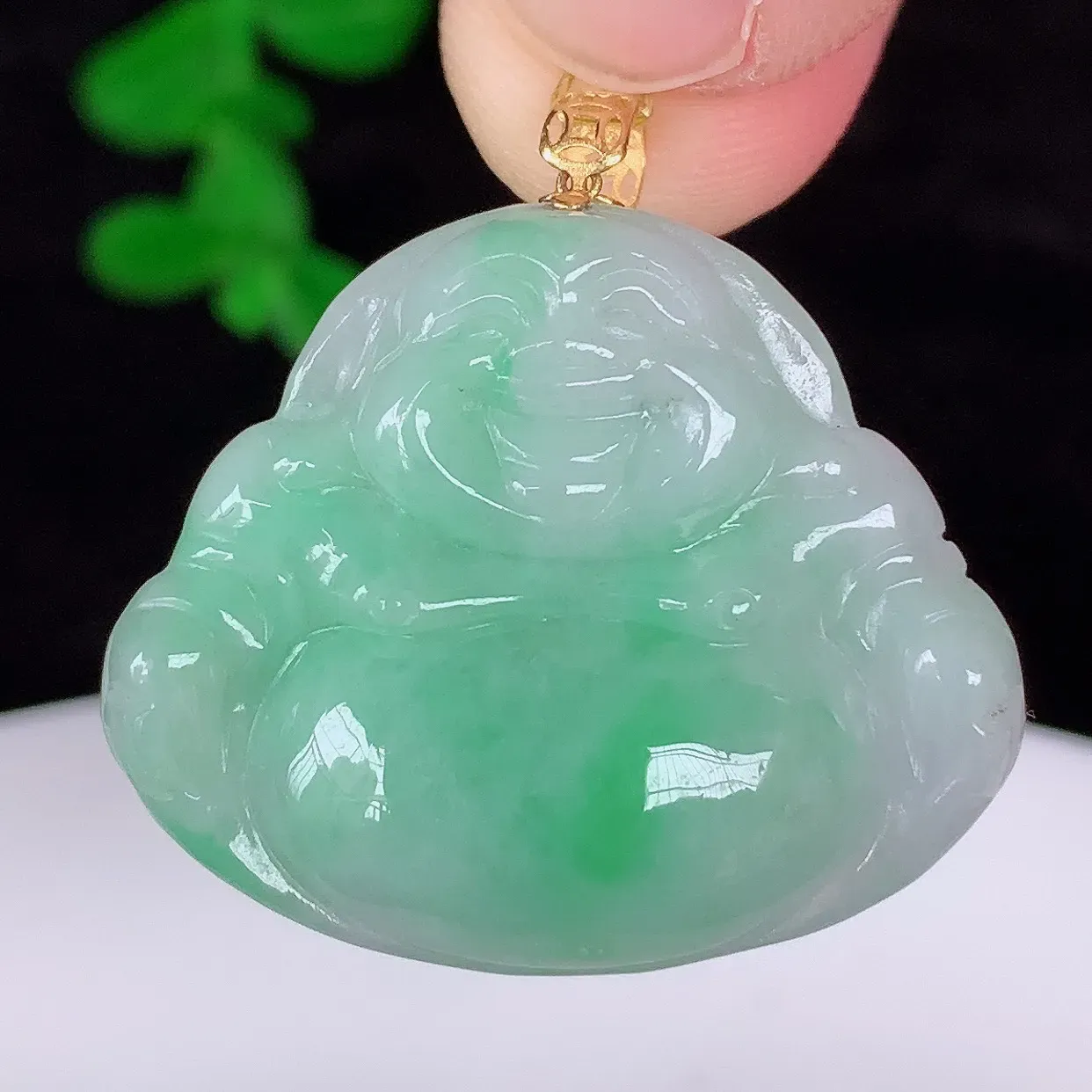 自然光实拍 18K金镶嵌冰糯种飘绿翡翠佛公吊坠，冰透饱满， 佛公亦保平安，寓意有福（佛公）相伴，品相佳，配戴优雅迷人！#35.28