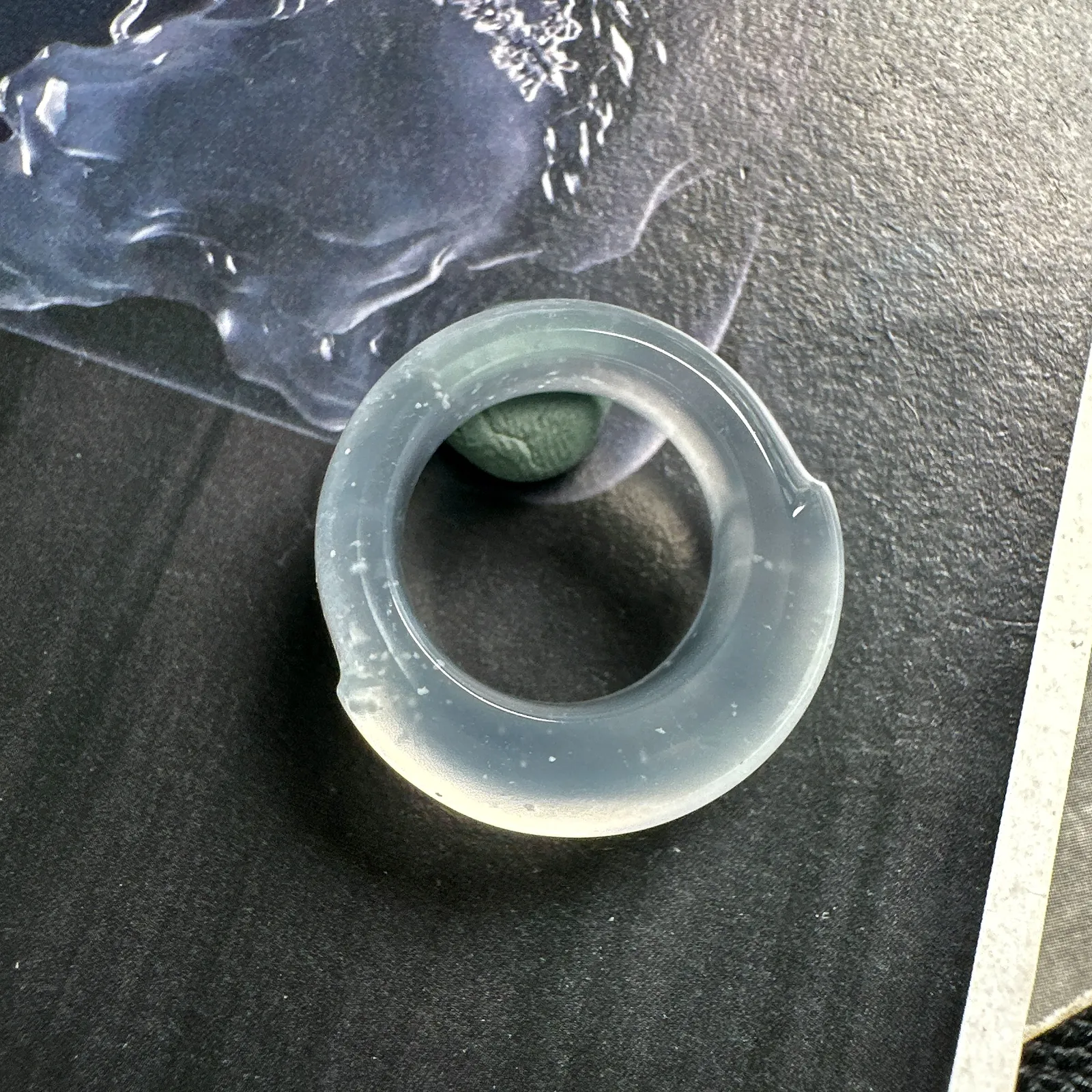 【玻璃种】龙石种，好种水扳指，晶莹剔透，光泽闪耀，冰感十足，种水到顶，传承品，收藏可期。