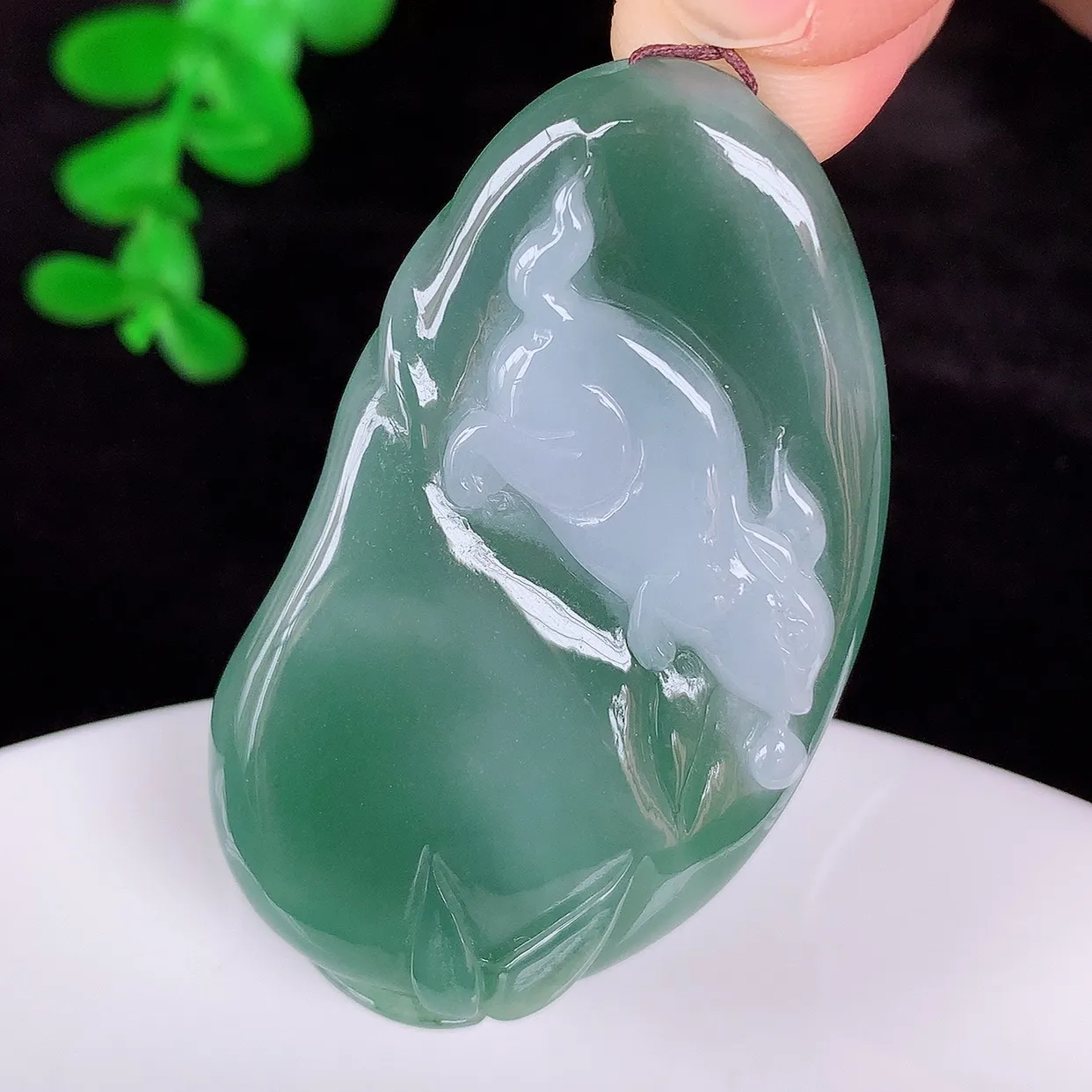 自然光实拍，冰润冰糯种满色翡翠生肖兔子吊坠，种老水足，翠色灵动，寓意美好，佩戴时尚出众！#60.28