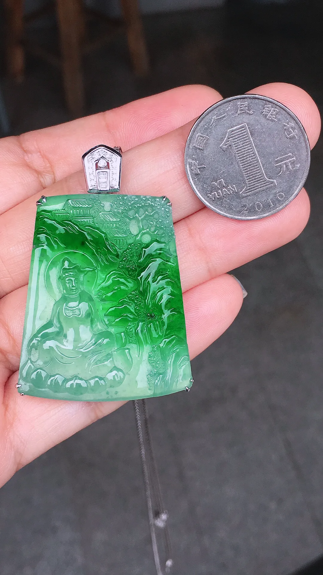 飘绿观音吊坠，色泽艳丽，玉质细腻，荧光感超
强，饱满水润，气质满满。18k
金豪华镶嵌
