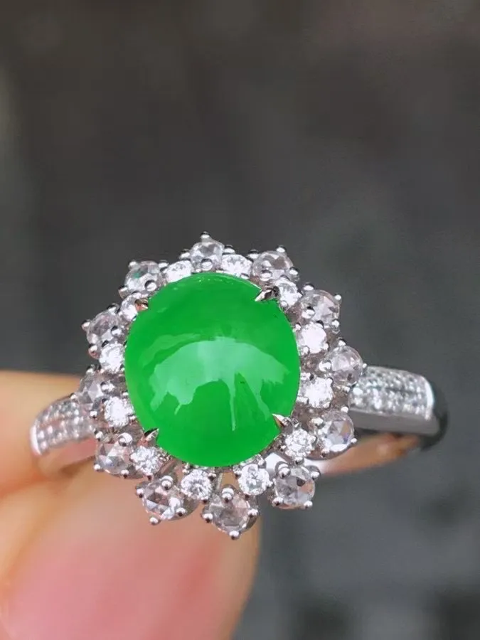 冰种阳绿蛋面戒指 、真金真钻镶嵌，种水好，玉质细腻 .裸石尺寸 7.8*7.0