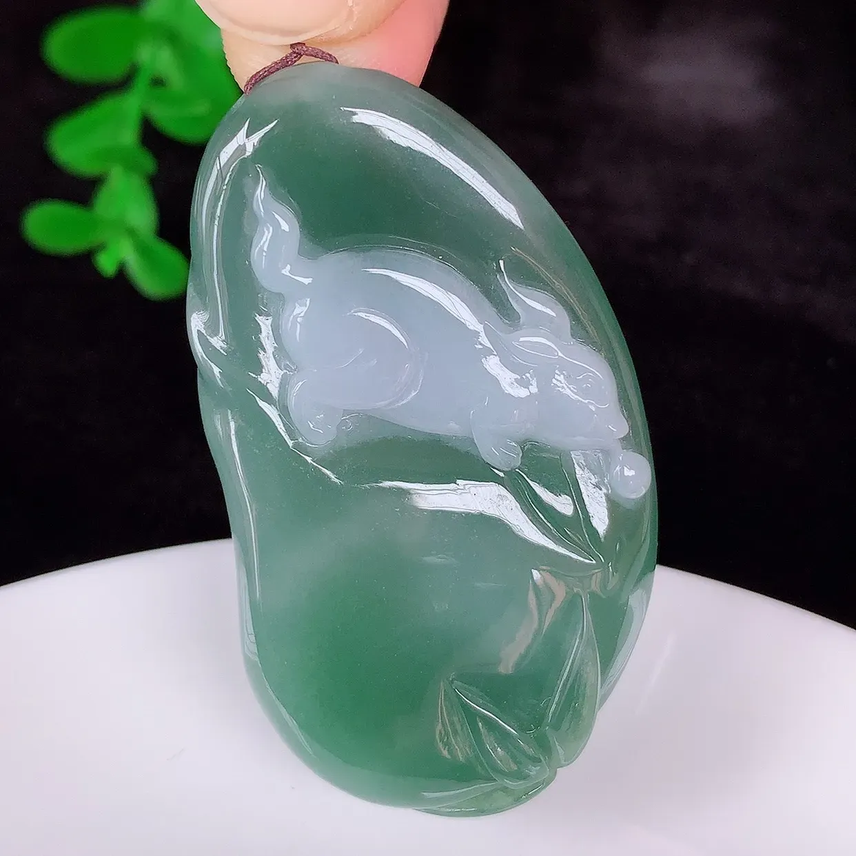 自然光实拍，冰润冰糯种满色翡翠生肖兔子吊坠，种老水足，翠色灵动，寓意美好，佩戴时尚出众！#60.28