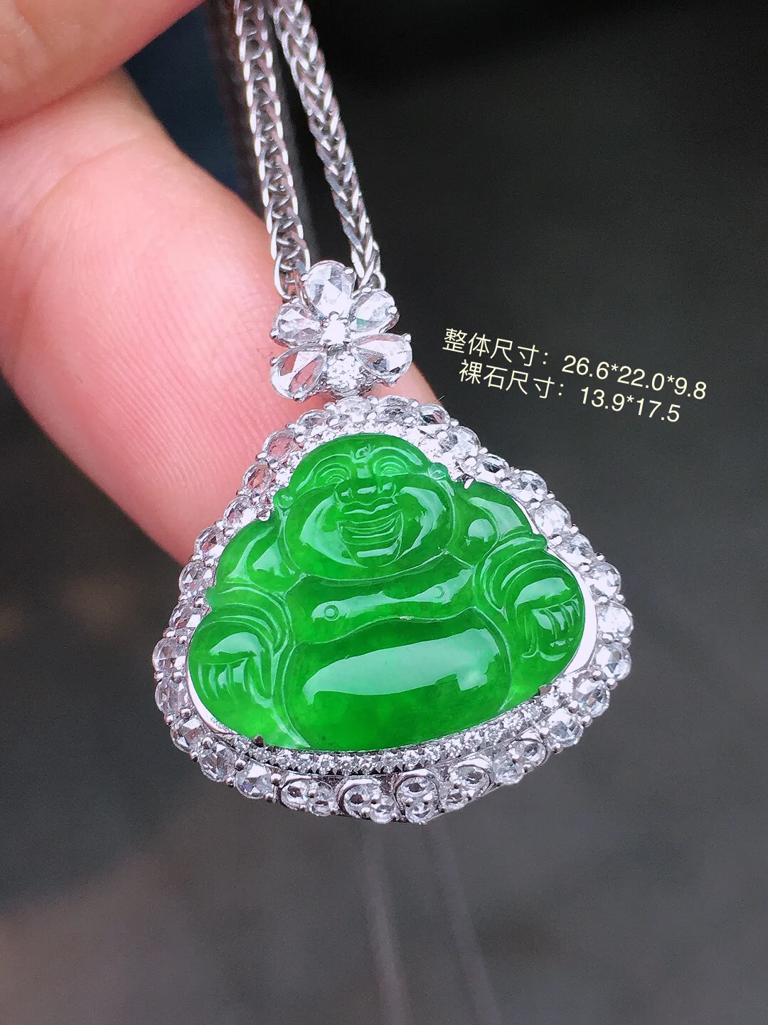 阳绿佛公吊坠，色泽均匀艳丽，玉质细腻，荧光感超
强，饱满水润，气质满满。18k
金豪华镶嵌
