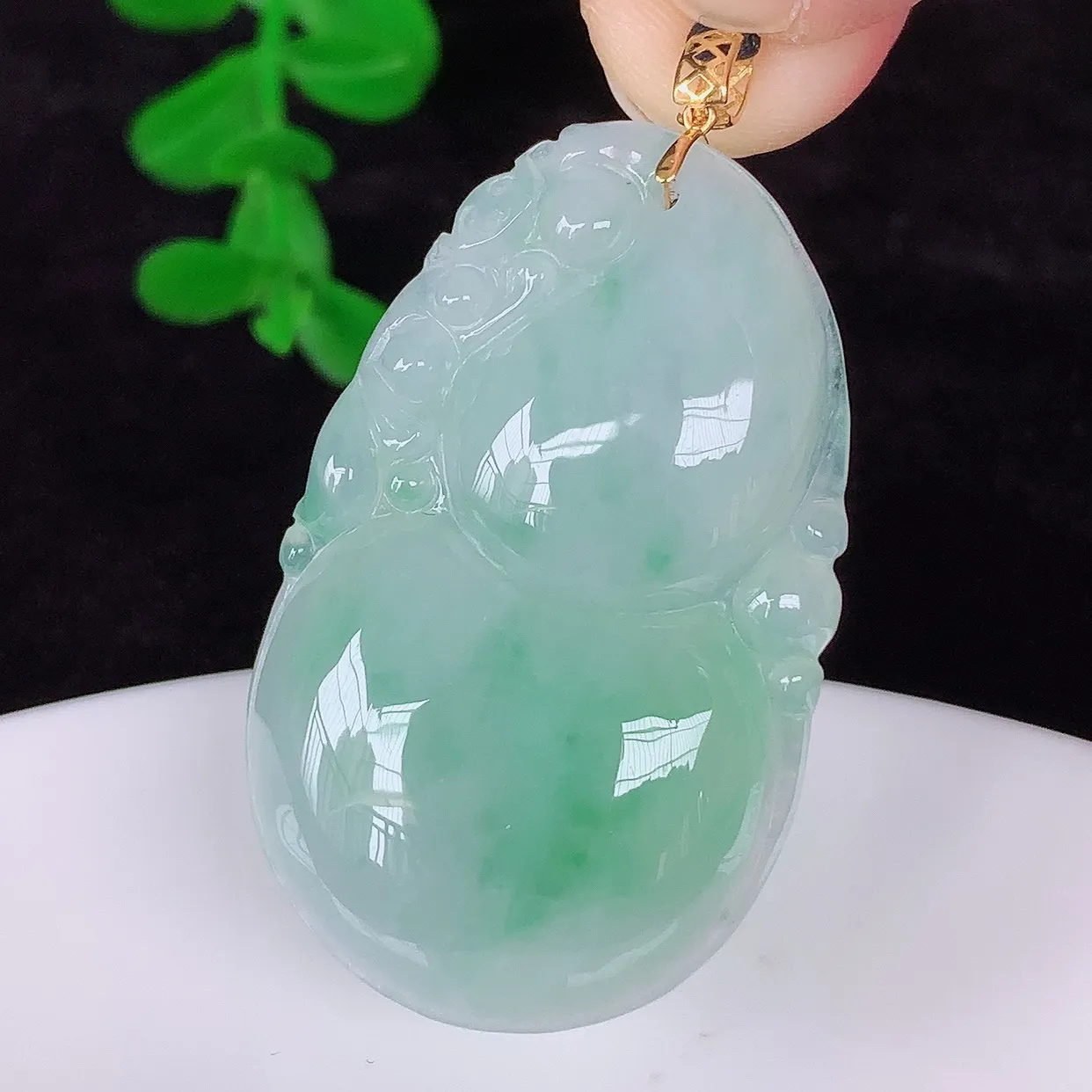 自然光实拍，18K金镶嵌冰润冰飘绿花翡翠葫芦吊坠，翡翠葫芦，寓意福禄双全，财源滚滚，佩戴效果优雅迷人！#00.28
