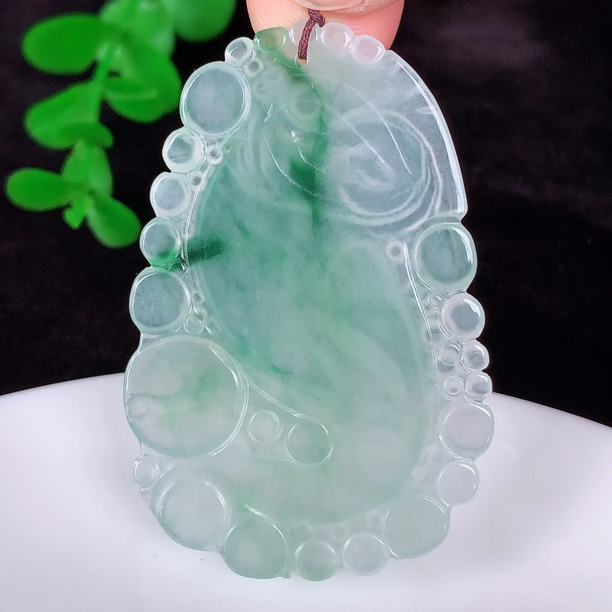 自然光实拍，冰润冰种飘花翡翠生肖蛇吊坠，种老水足，翠色灵动，寓意美好，佩戴时尚出众！#01.28