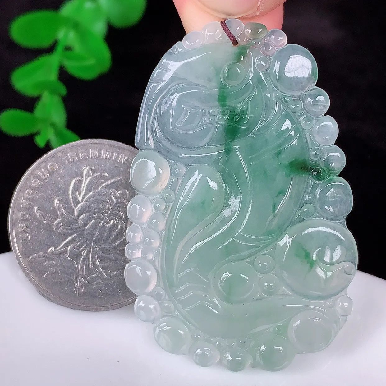 自然光实拍，冰润冰种飘花翡翠生肖蛇吊坠，种老水足，翠色灵动，寓意美好，佩戴时尚出众！#01.28