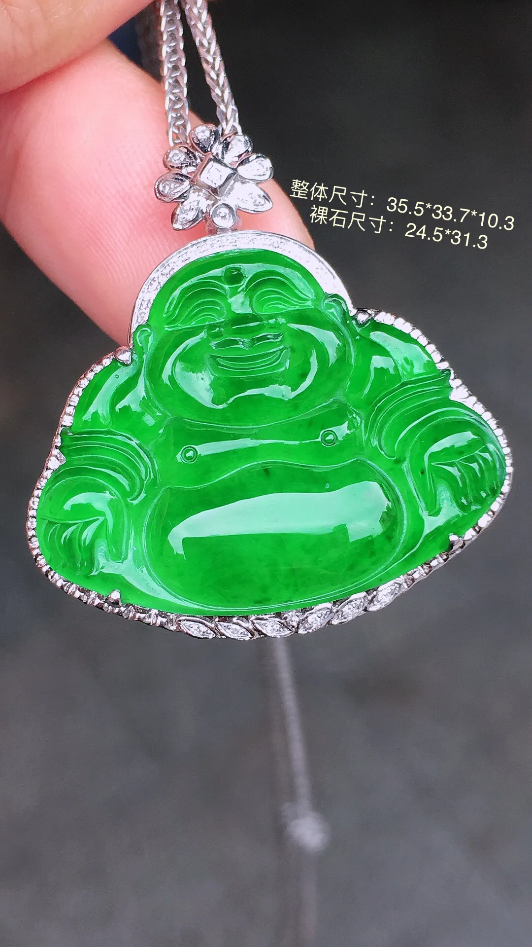 阳绿佛公吊坠，色泽均匀艳丽，玉质细腻，荧光感超
强，饱满水润，气质满满。18k
金豪华镶嵌