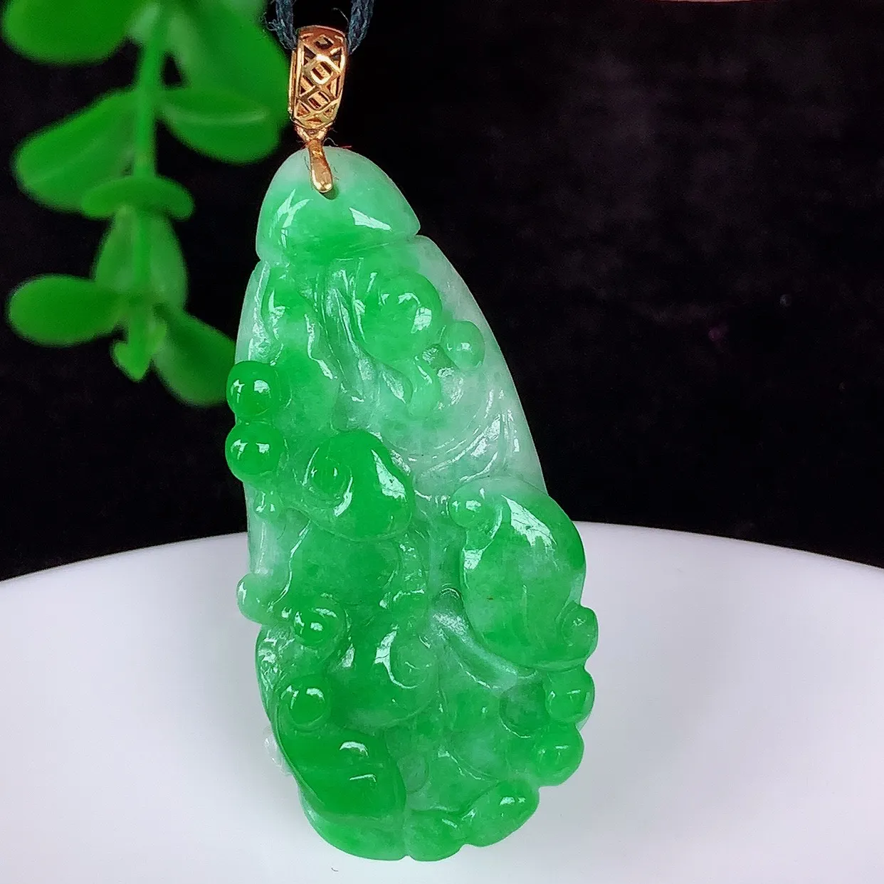 自然光实拍，18K金镶嵌冰润冰糯种飘阳绿翡翠招百财白菜吊坠，百财聚来，财源滚滚，色泽鲜艳，精工水润的白菜，性价比高！#1.28整体41*裸石35.5*17.5*10.5