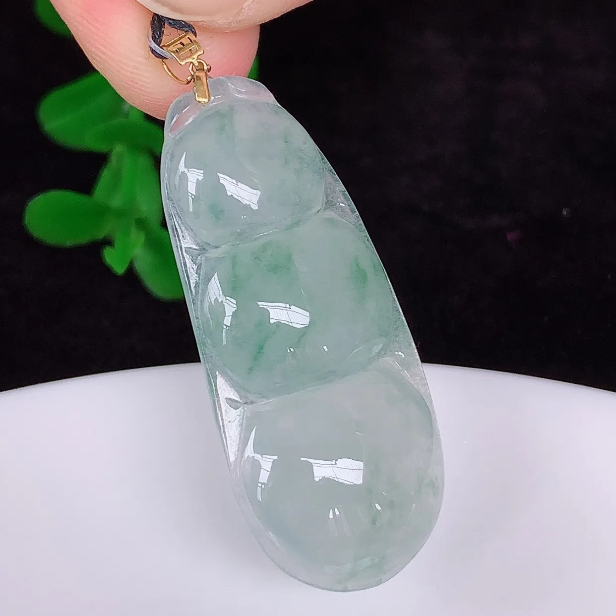 自然光实拍，18K金镶嵌冰种飘花翡翠四季豆吊坠，平安豆福豆玉坠，冰润通透，豆粒饱满，寓意：豆蔻年华！#49.28
