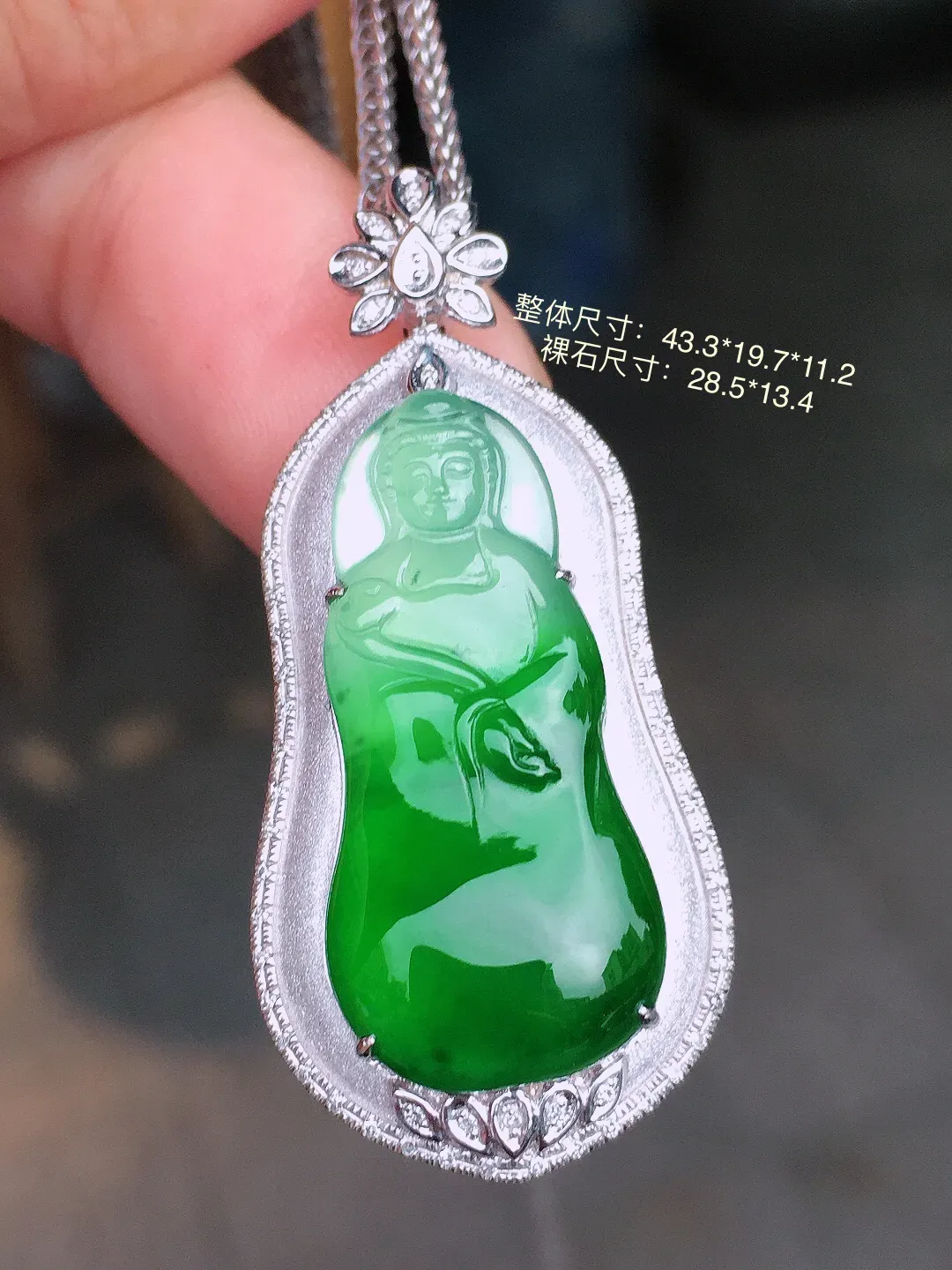 飘绿观音吊坠，色泽艳丽，玉质细腻，荧光感超
强，饱满水润，气质满满。18k
金豪华镶嵌