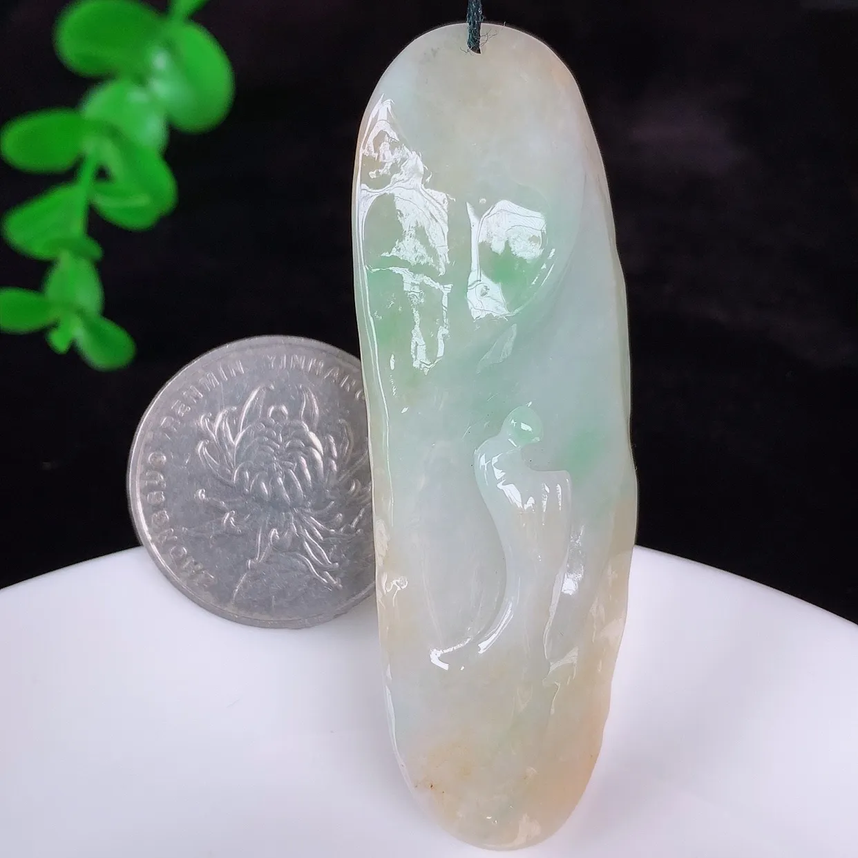 自然光实拍，大件冰润冰糯种双彩黄加绿翡翠悟道吊坠，翡翠悟道寓意“祥和，安宁，吉祥，幸福”，佩戴效果优雅迷人，性价比超高！#60.28