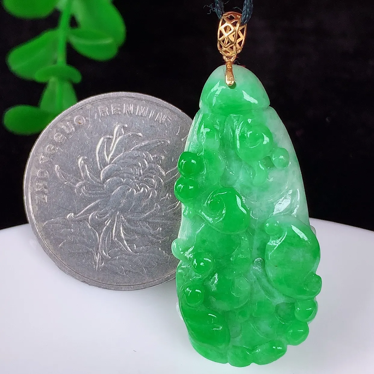 自然光实拍，18K金镶嵌冰润冰糯种飘阳绿翡翠招百财白菜吊坠，百财聚来，财源滚滚，色泽鲜艳，精工水润的白菜，性价比高！#1.28整体41*裸石35.5*17.5*10.5