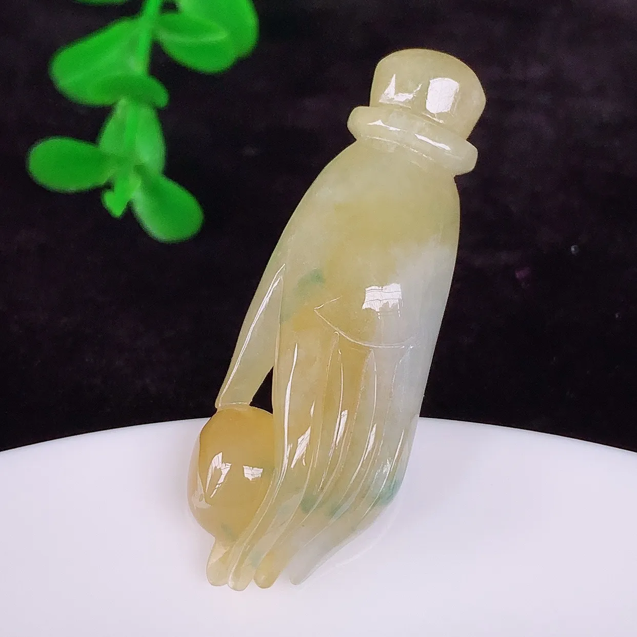 自然光实拍，冰润冰糯种黄翡翡翠掌上明珠吊坠，种老水足，翠色灵动，寓意美好，佩戴时尚出众！#01.28