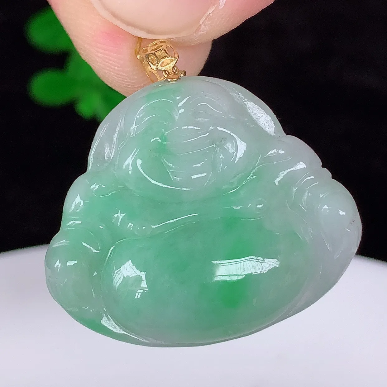 自然光实拍 18K金镶嵌冰糯种飘绿翡翠佛公吊坠，冰透饱满， 佛公亦保平安，寓意有福（佛公）相伴，品相佳，配戴优雅迷人！#35.28