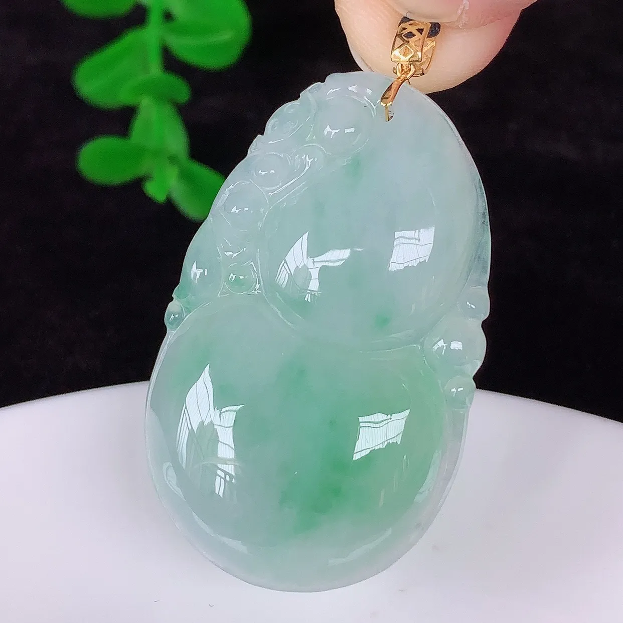 自然光实拍，18K金镶嵌冰润冰飘绿花翡翠葫芦吊坠，翡翠葫芦，寓意福禄双全，财源滚滚，佩戴效果优雅迷人！#00.28