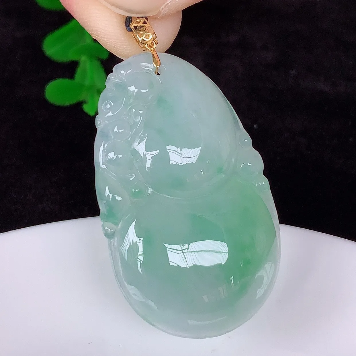 自然光实拍，18K金镶嵌冰润冰飘绿花翡翠葫芦吊坠，翡翠葫芦，寓意福禄双全，财源滚滚，佩戴效果优雅迷人！#00.28