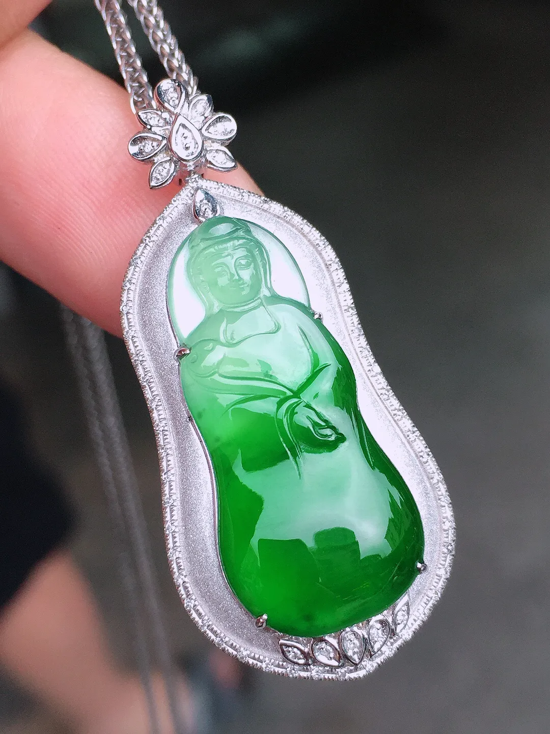 飘绿观音吊坠，色泽艳丽，玉质细腻，荧光感超
强，饱满水润，气质满满。18k
金豪华镶嵌