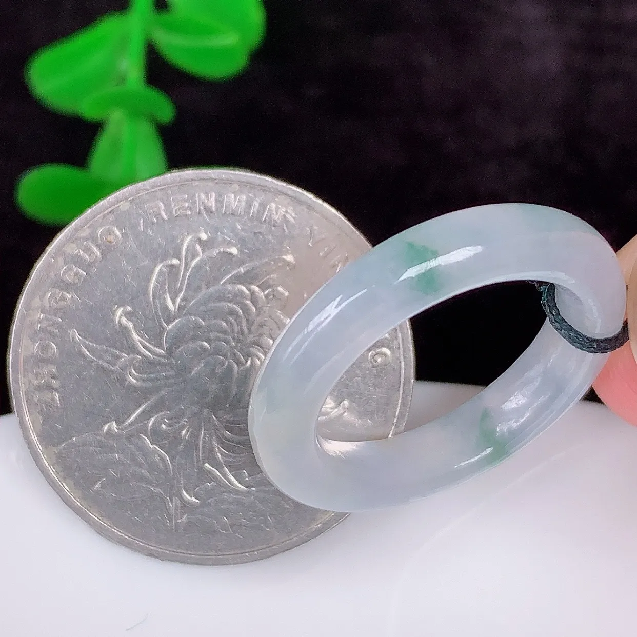 自然光实拍，冰润冰春彩16.5mm内径翡翠指环，玉戒指，玉质莹润，好精美好冰润的指环，12圈口，上手纤巧！#1.28