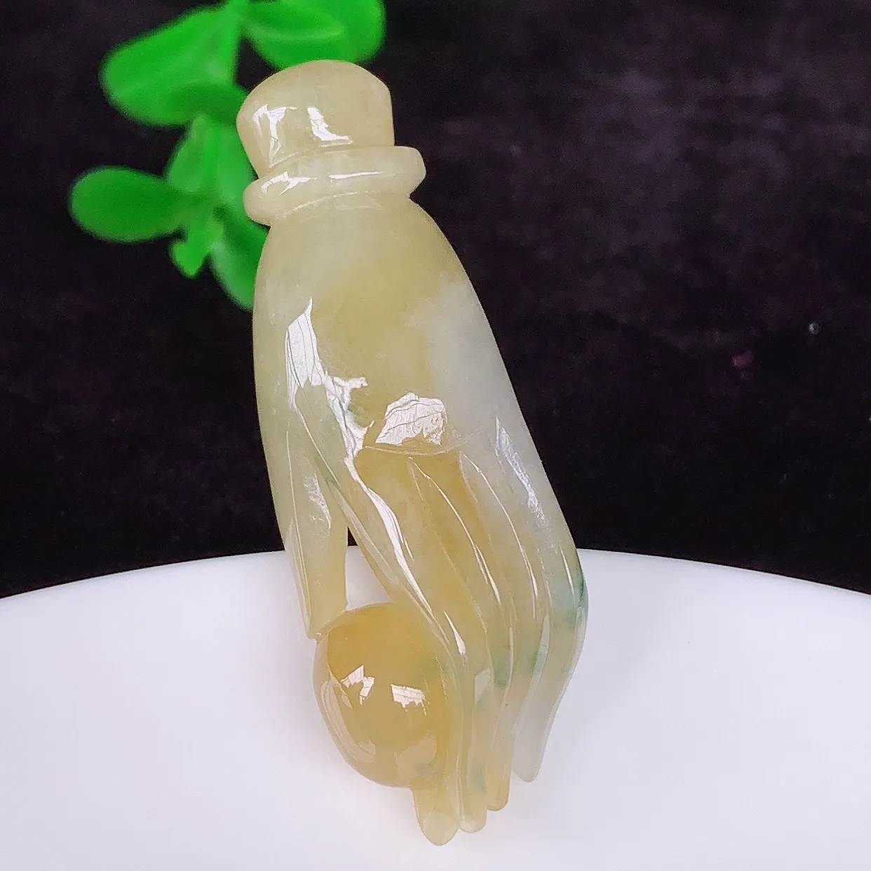 自然光实拍，冰润冰糯种黄翡翡翠掌上明珠吊坠，种老水足，翠色灵动，寓意美好，佩戴时尚出众！#01.28