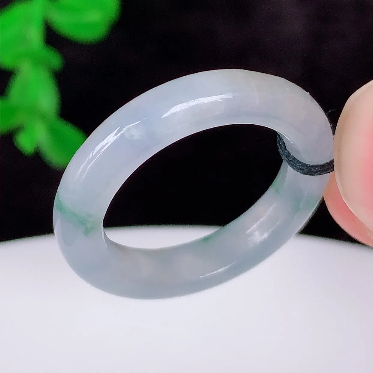 自然光实拍，冰润冰春彩16.5mm内径翡翠指环，玉戒指，玉质莹润，好精美好冰润的指环，12圈口，上手纤巧！#1.28