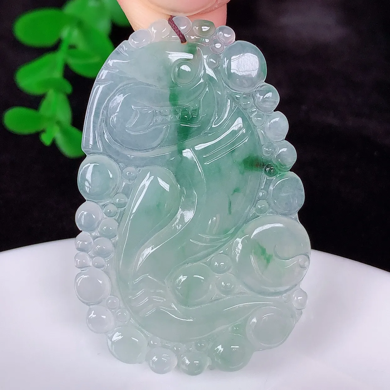 自然光实拍，冰润冰种飘花翡翠生肖蛇吊坠，种老水足，翠色灵动，寓意美好，佩戴时尚出众！#01.28