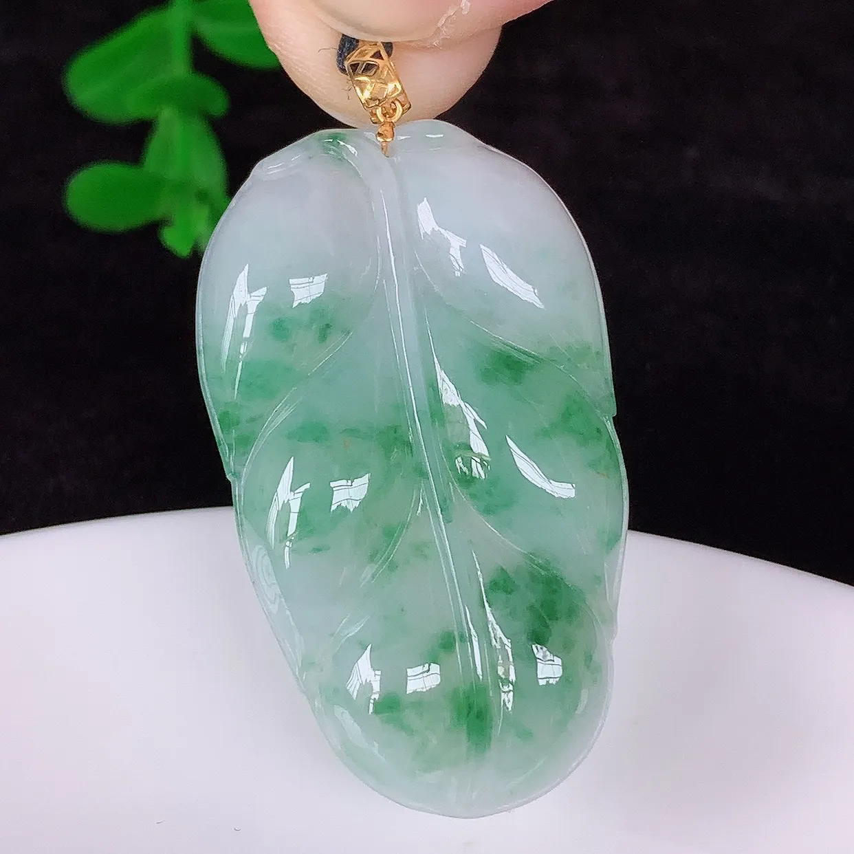 自然光实拍，18K金镶嵌冰润冰飘花翡翠叶子吊坠，寓意“大业有成，一夜成名，金枝玉叶”水润叶子，翡翠叶子，清秀高雅，性价比超值！#00.28