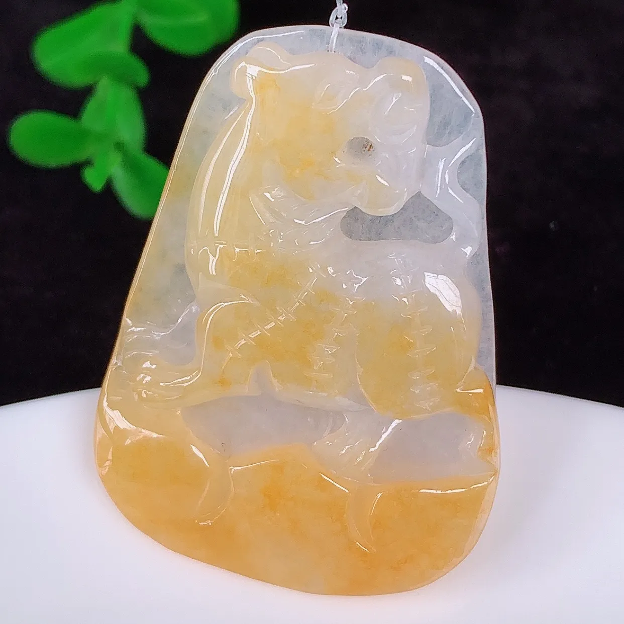 自然光实拍，冰润冰黄翡翠翡翠虎虎生威吊坠，种老水足，翠色灵动，寓意美好，佩戴时尚出众！#49.28