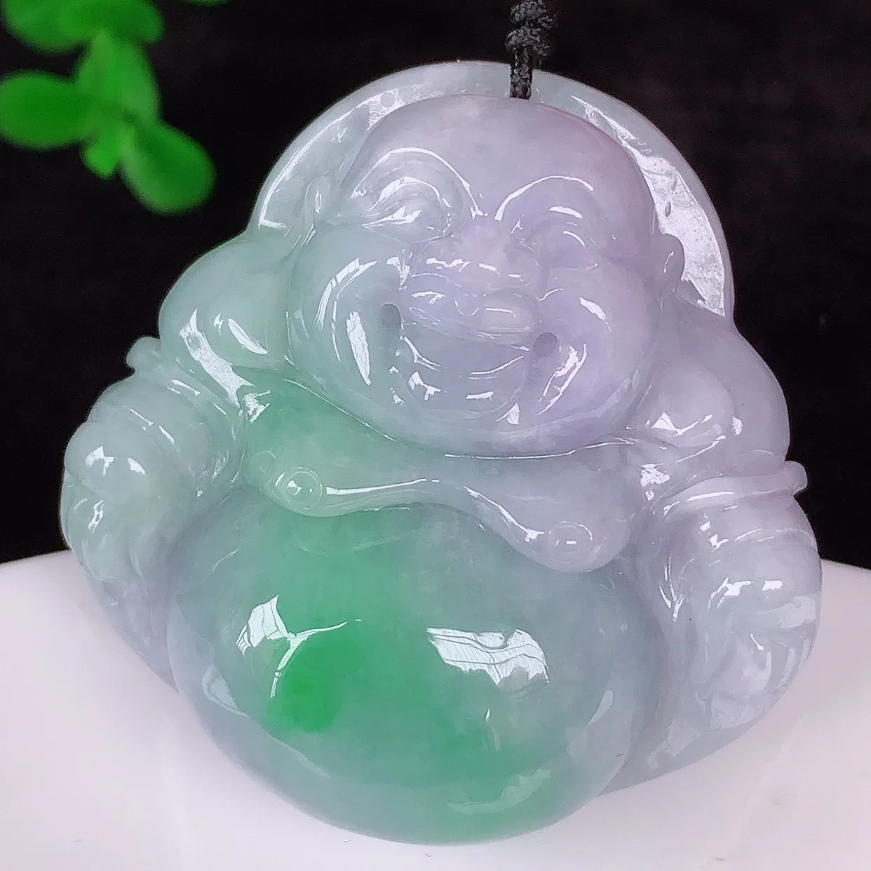 自然光实拍，大件厚装冰润冰糯种春彩翡翠佛公吊坠，饱满， 佛公亦保平安，寓意有福（佛公）相伴，配戴优雅迷人！#41.28