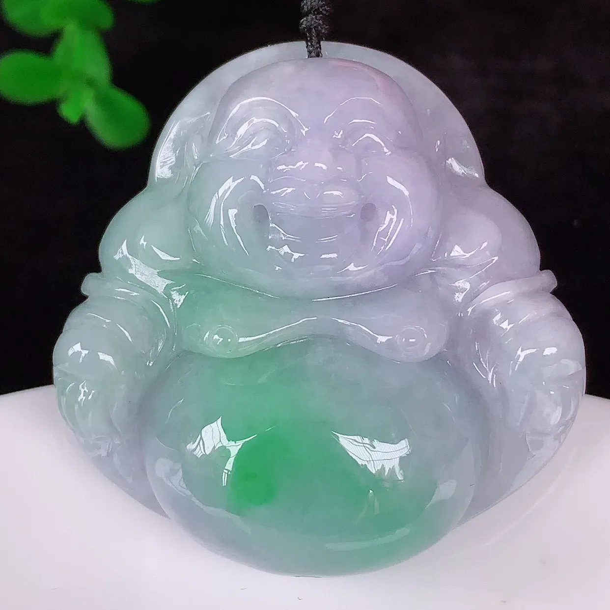 自然光实拍，大件厚装冰润冰糯种春彩翡翠佛公吊坠，饱满， 佛公亦保平安，寓意有福（佛公）相伴，配戴优雅