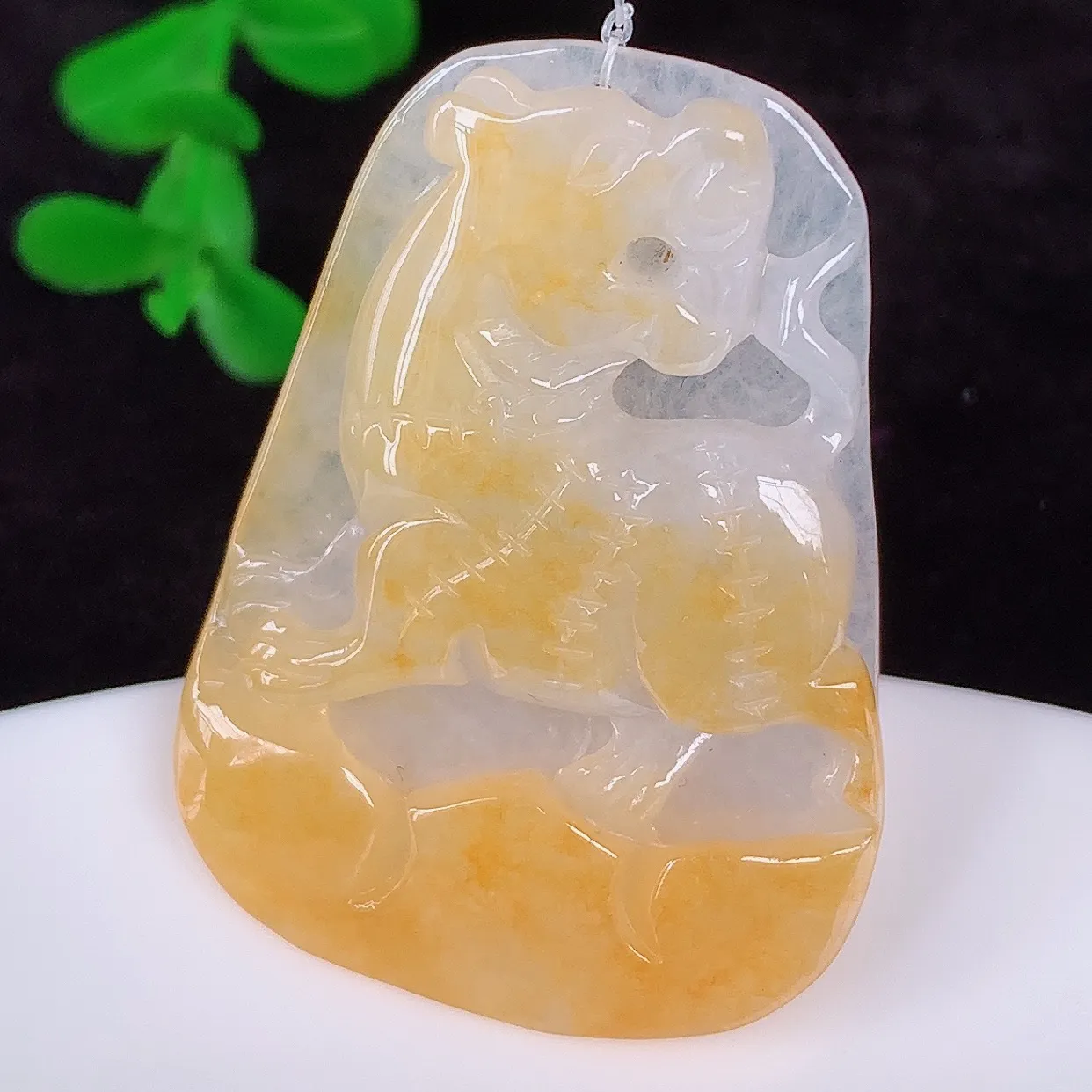 自然光实拍，冰润冰黄翡翠翡翠虎虎生威吊坠，种老水足，翠色灵动，寓意美好，佩戴时尚出众！#49.28