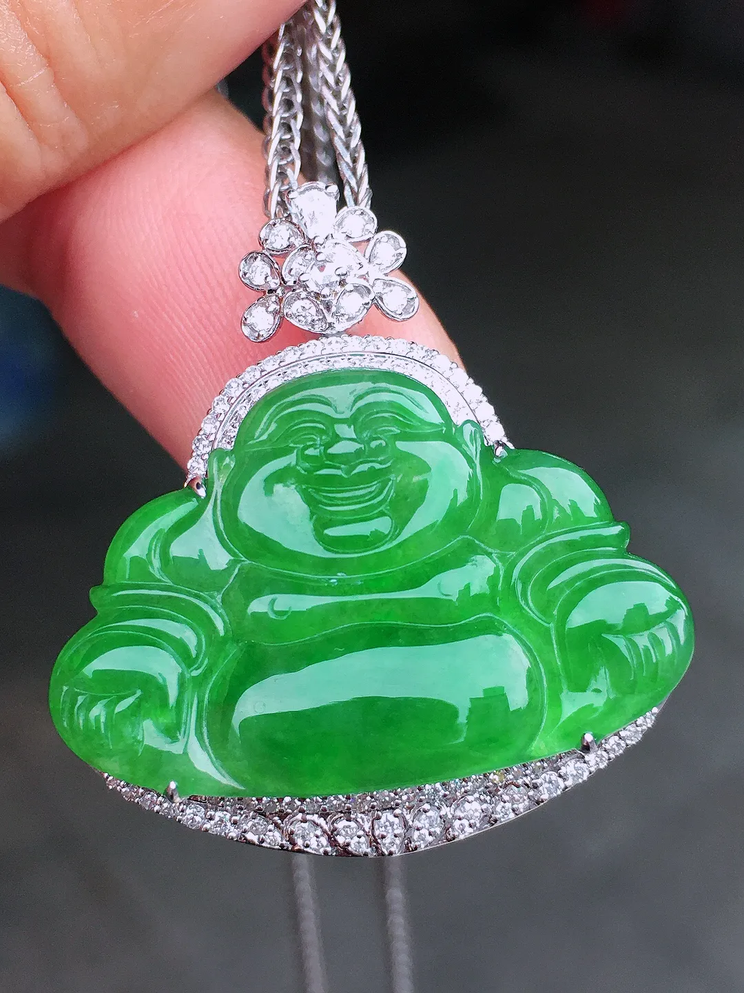 阳绿佛公吊坠，色泽均匀艳丽，玉质细腻，荧光感超
强，饱满水润，气质满满。18k
金豪华镶嵌
