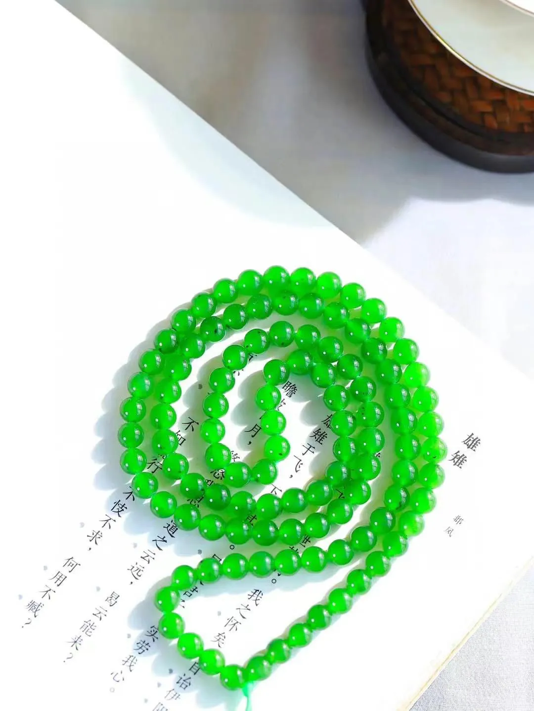 【链.108】

精品和田玉碧玉圆珠108挂链 玉质温润细腻 油性十足 佩戴舒适。珠珠落玉盘，间关莺语花底滑，一生美好时光，无论身在何处，都有它相伴相守。事事顺遂，幸福美满，吉祥如意。重37克 尺寸取一6mm FDA-78502993