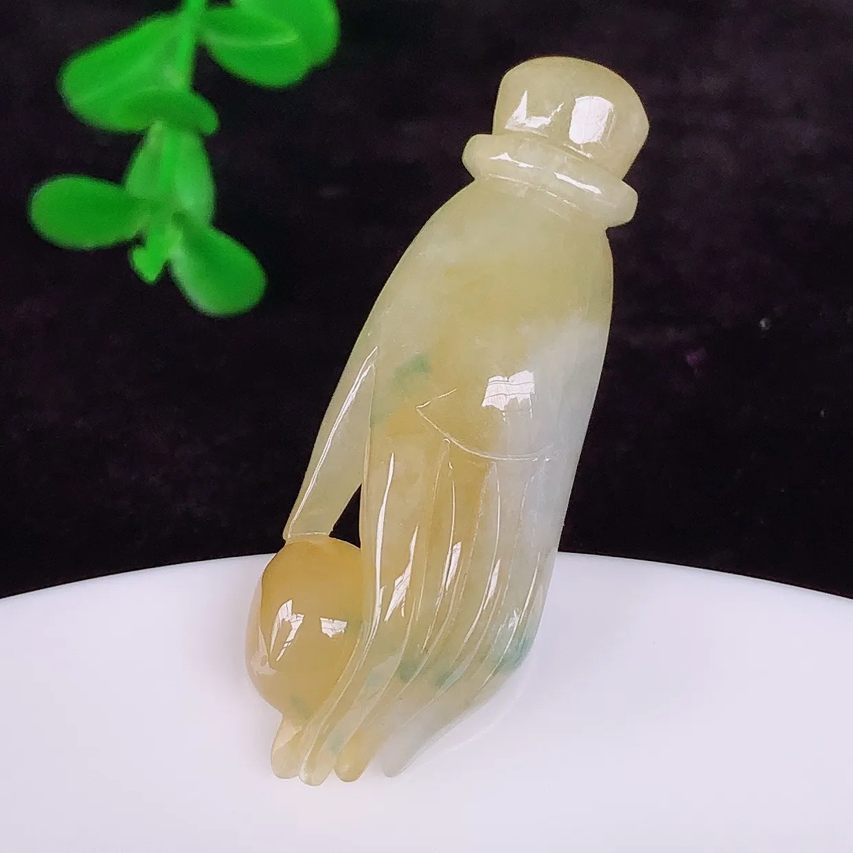 自然光实拍，冰润冰糯种黄翡翡翠掌上明珠吊坠，种老水足，翠色灵动，寓意美好，佩戴时尚出众！#01.28