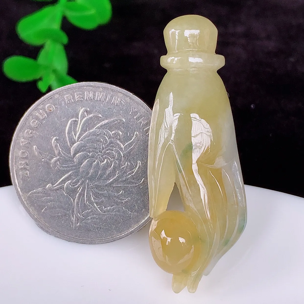 自然光实拍，冰润冰糯种黄翡翡翠掌上明珠吊坠，种老水足，翠色灵动，寓意美好，佩戴时尚出众！#01.28
