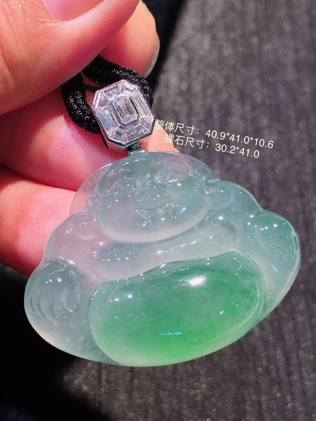 飘绿佛公吊坠，色泽艳丽，玉质细腻，荧光感超
强，饱满水润，气质满满。18k
金豪华镶嵌