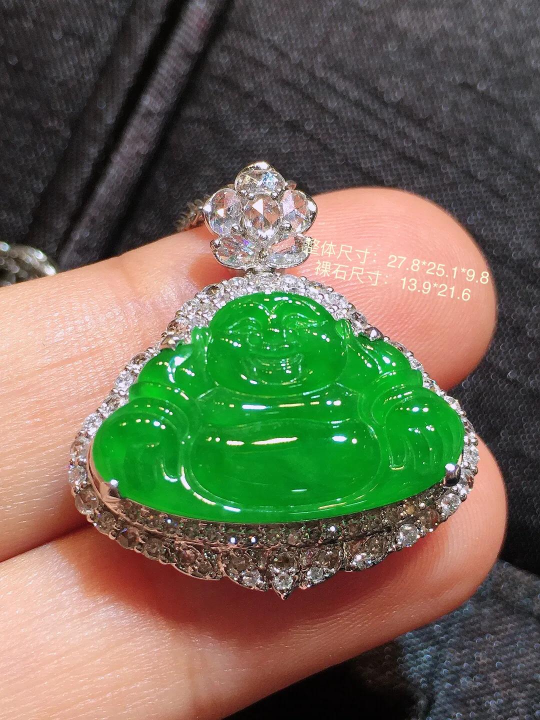 阳绿佛公吊坠，色泽均匀艳丽，玉质细腻，荧光感超
强，饱满水润，气质满满。18k
金豪华镶嵌