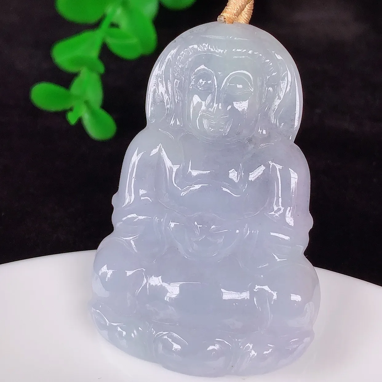 自然光实拍，冰润冰糯种紫罗兰翡翠观音吊坠，赐福翡翠观音，翠色迷人，观音面相端庄，佩戴时尚出众！#35