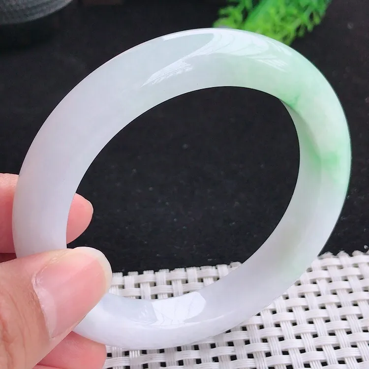 自然光58圈口老坑精美冰润飘绿圆条手镯翡翠玉镯尺寸58/11.3/9.6