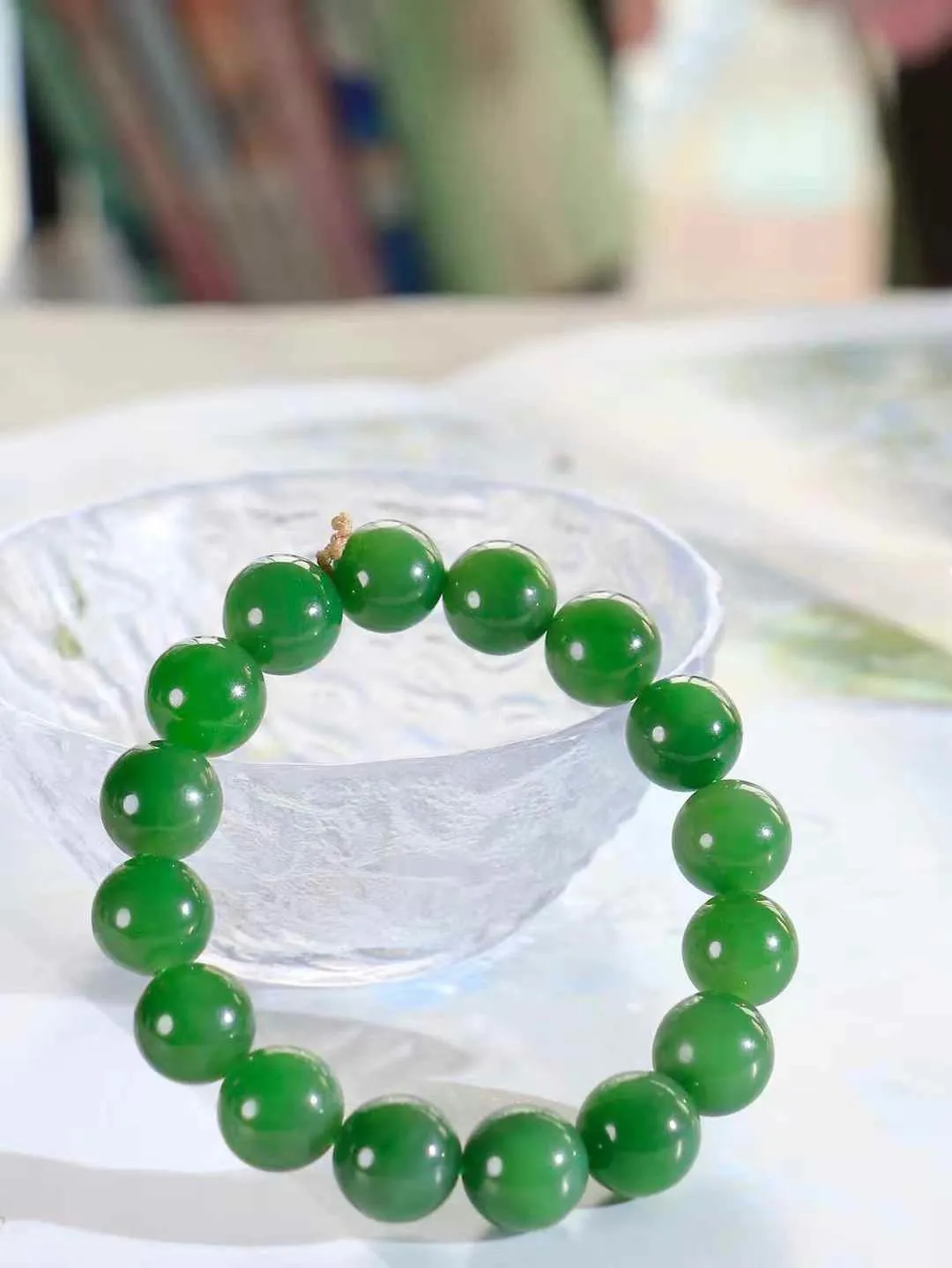 【岁月静好.手串】

   精品和田玉碧玉圆珠手串，精选上等和田玉料，每一颗珠子都散发着温润光泽，宛如岁月沉淀的优雅。佩戴它，感受时光的静谧与从容，彰显不凡品味。重42克  尺寸取一11.8mm  O4530921A