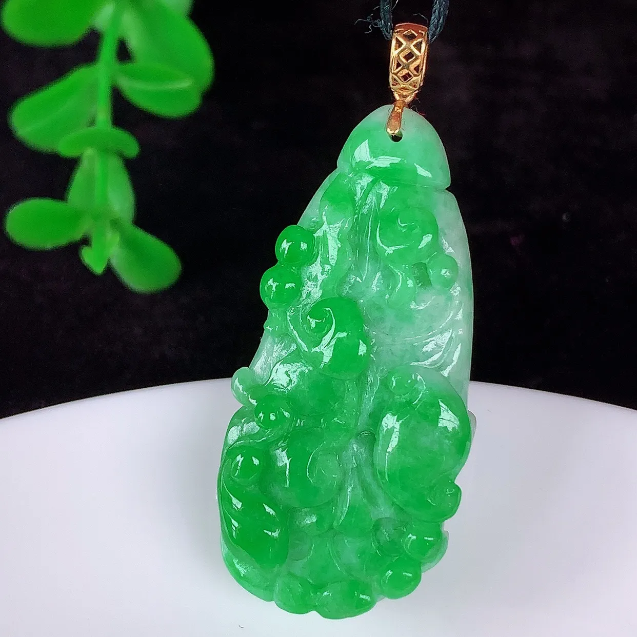 自然光实拍，18K金镶嵌冰润冰糯种飘阳绿翡翠招百财白菜吊坠，百财聚来，财源滚滚，色泽鲜艳，精工水润的