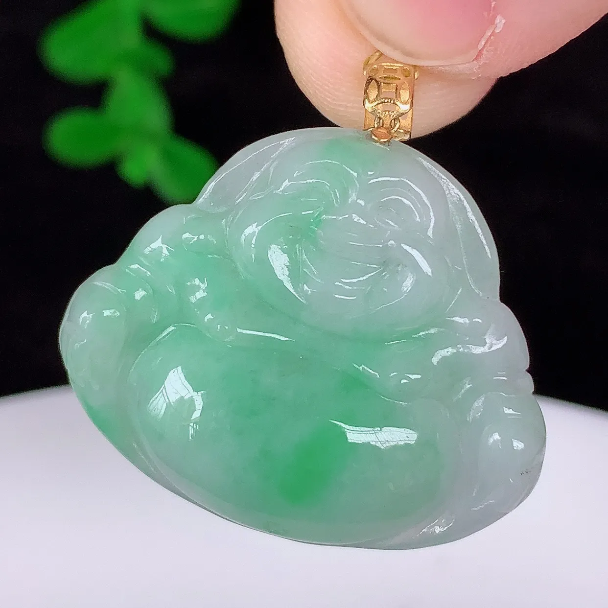自然光实拍 18K金镶嵌冰糯种飘绿翡翠佛公吊坠，冰透饱满， 佛公亦保平安，寓意有福（佛公）相伴，品相佳，配戴优雅迷人！#35.28