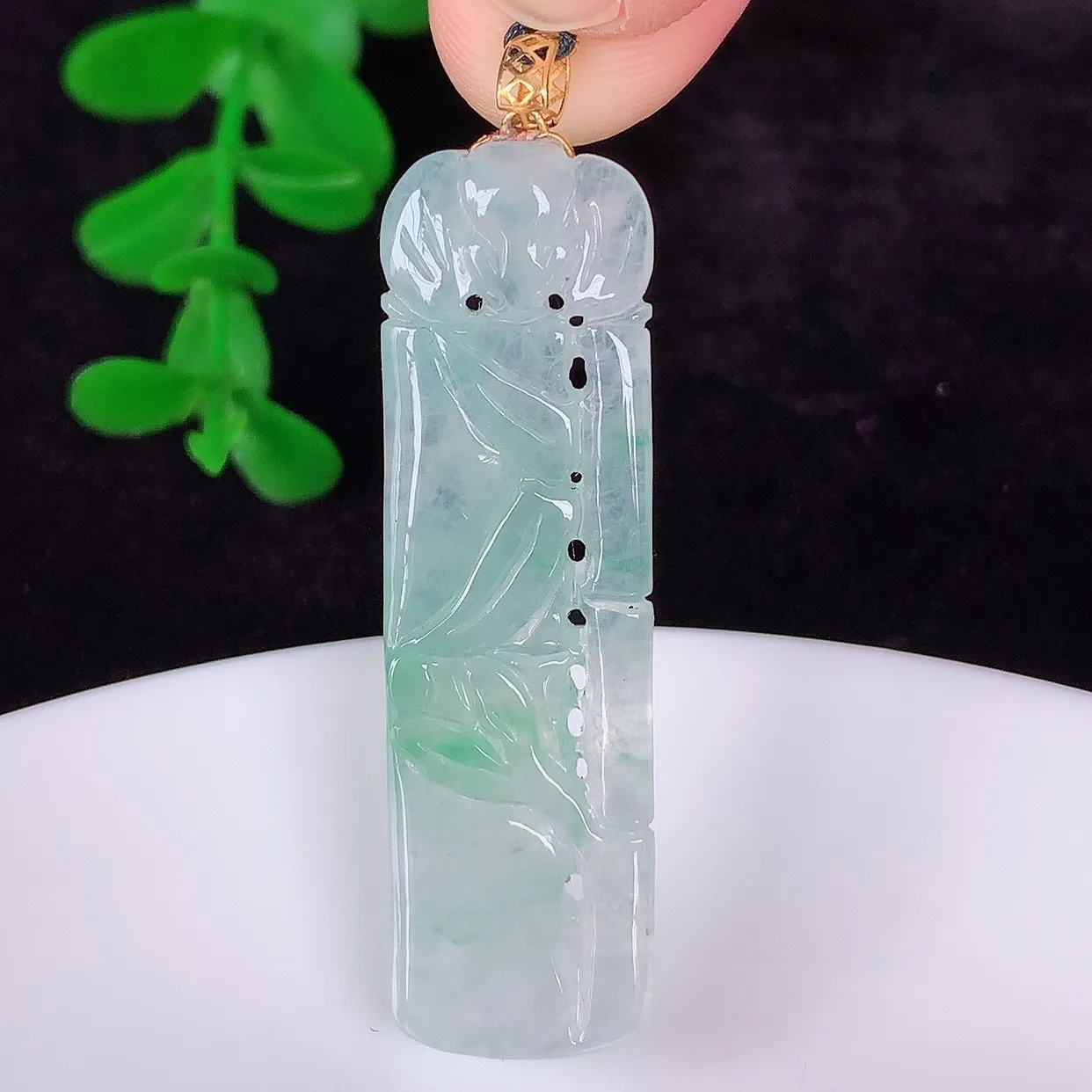 自然光实拍，18K金镶嵌冰种飘绿翡翠节节高竹节玉坠，款式时尚大方，竹节寓意好，佩戴事业，学业节节高升！#1.28