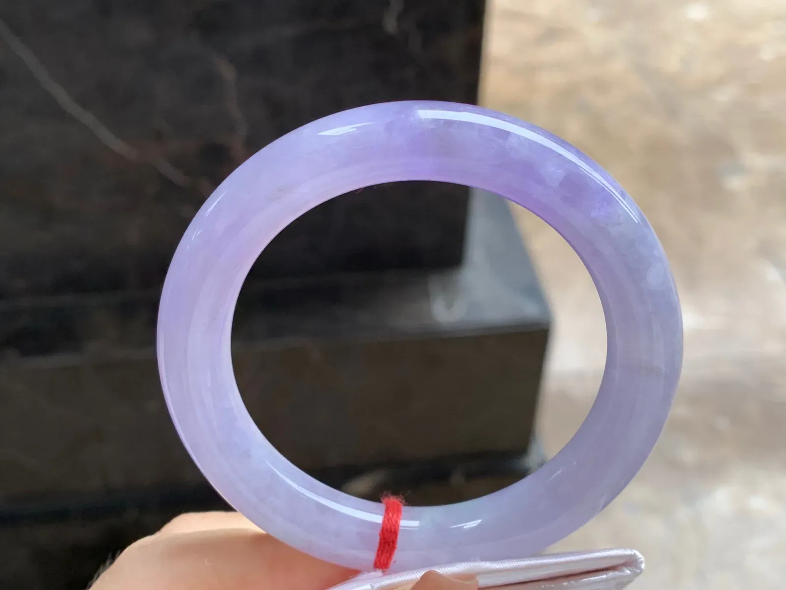 紫罗兰圆条手镯
尺寸：54.5-10.2mm
颜色浓郁～晶体粗需要包容
