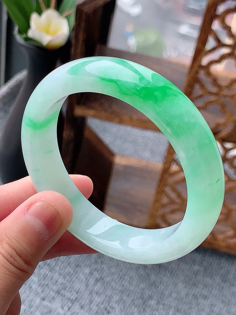 a货翡翠老坑飘阳绿正装正圈手镯54-55圈口 尺寸54.3×12.8×8.2mm 重量63.40g 