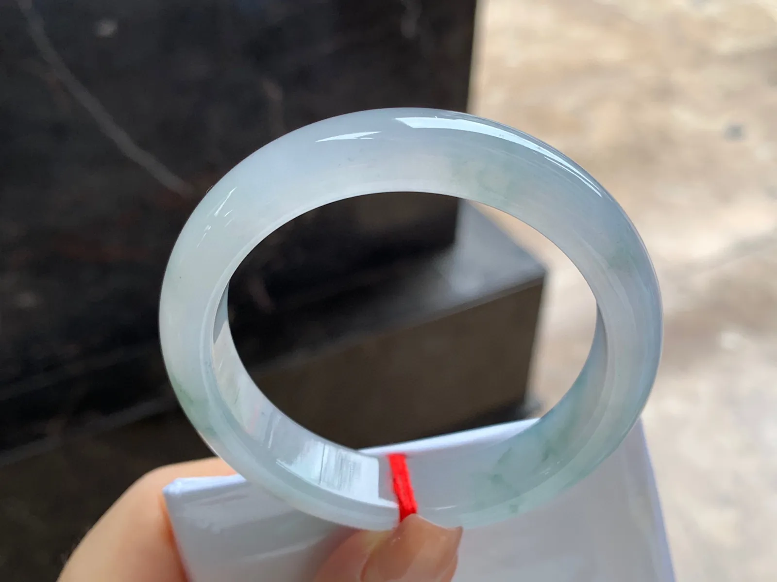 冰飘花手镯
尺寸：51.5-11.9-7.8mm
种水好 小圈口 上手漂亮