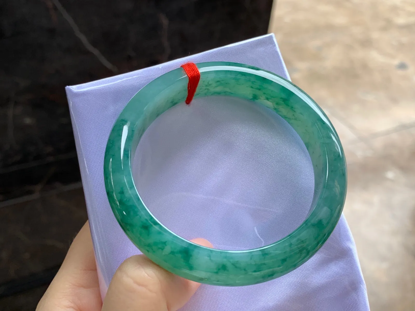 飘绿花手镯
尺寸：56.4-12.5-8.2mm
底子细腻干净～绿花浓郁