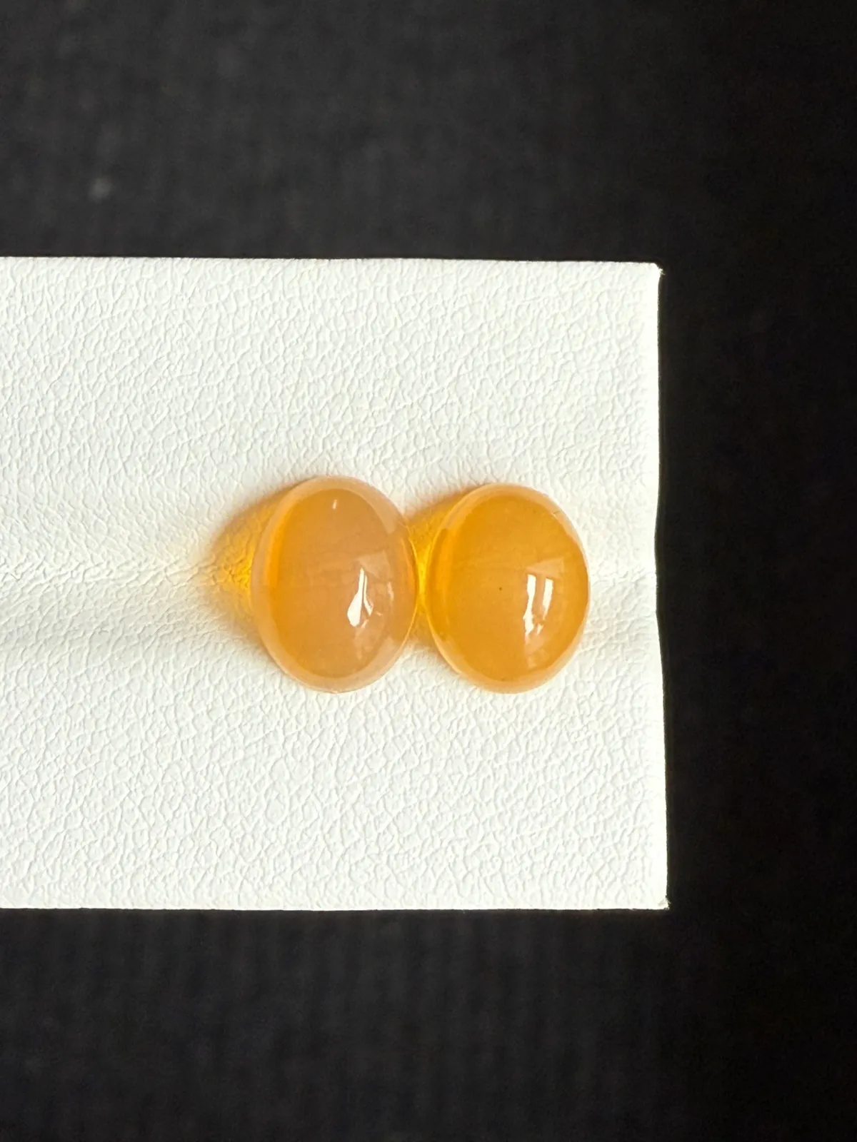 4.015ct天然墨西哥火欧泊裸石，尺寸9.9×7.9×5.1mm， 颜色美艳 ，晶体通透
